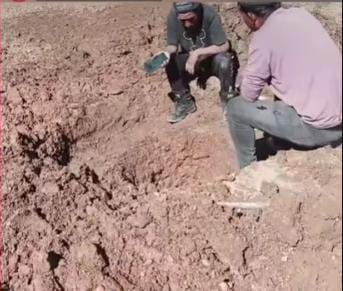 Choferes buscan agua cavando la tierra por bloqueos en la ruta La Paz-Oruro