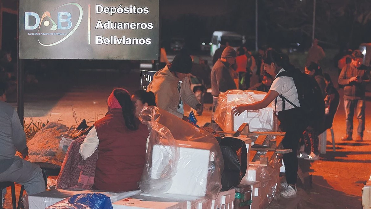 Familias hacen largas filas para enviar alimentos a La Paz por la escasez
