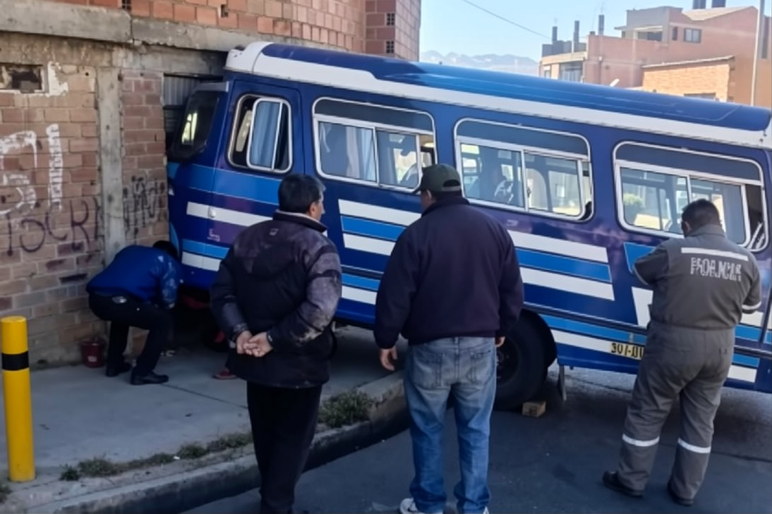 Micro termina impactando contra una vivienda en La Paz; una pasajera resulta herida