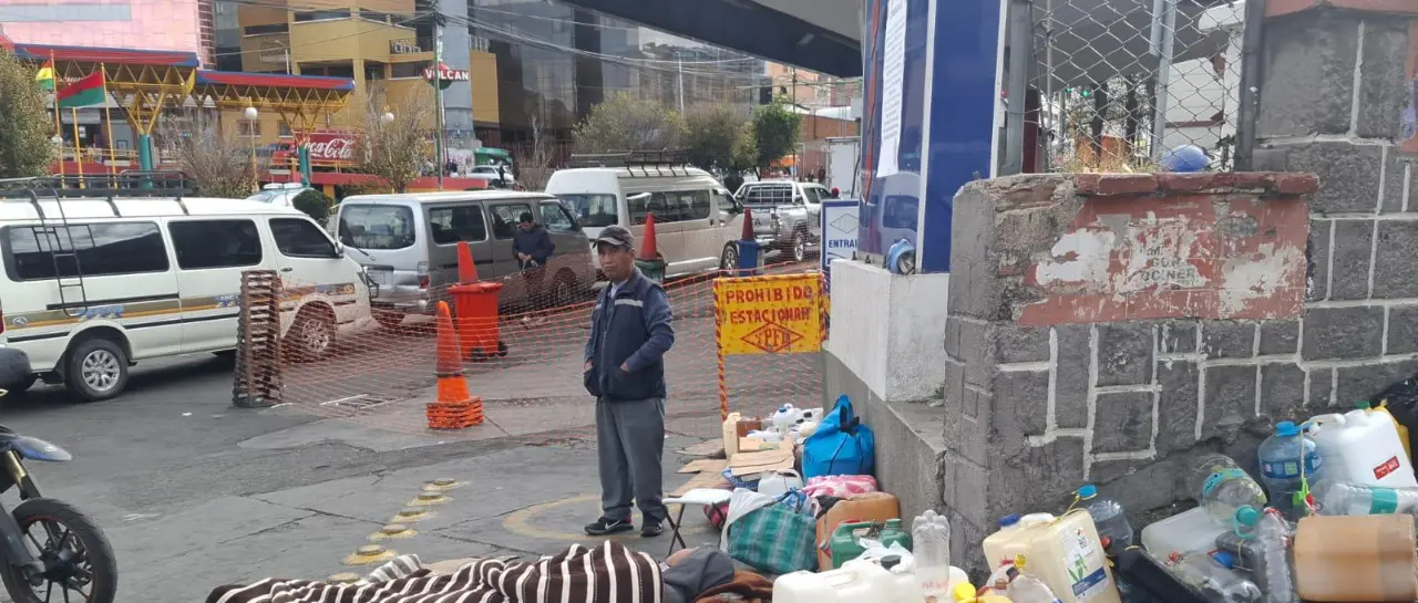 Crisis de combustible reduce el transporte urbano en La Paz y El Alto