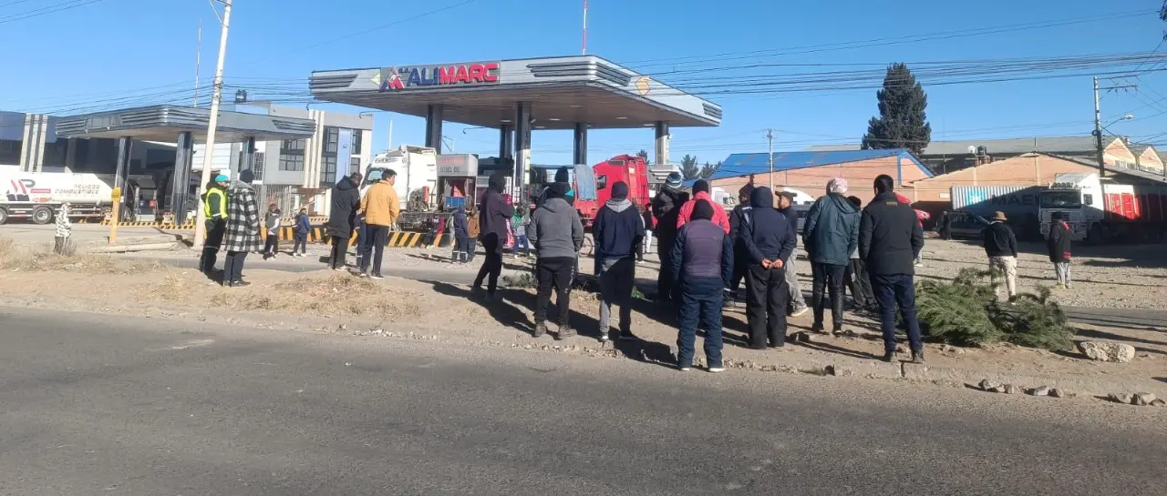 Transportistas bloquean vías en La Paz y El Alto por falta de combustible