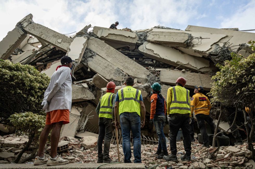 Envían 26 rescatistas bolivianos a Venezuela para apoyar labores de búsqueda tras terremotos