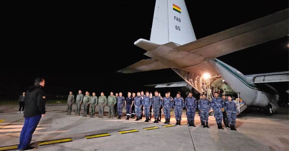 Rescatistas bolivianos retornan al país tras misión humanitaria en Venezuela