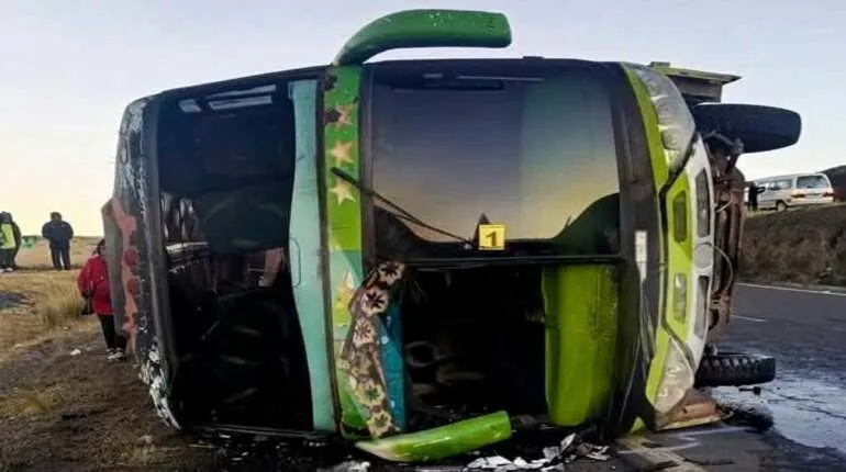 Cuatro personas fallecen tras el vuelco de un autobús en la ruta a Copacabana