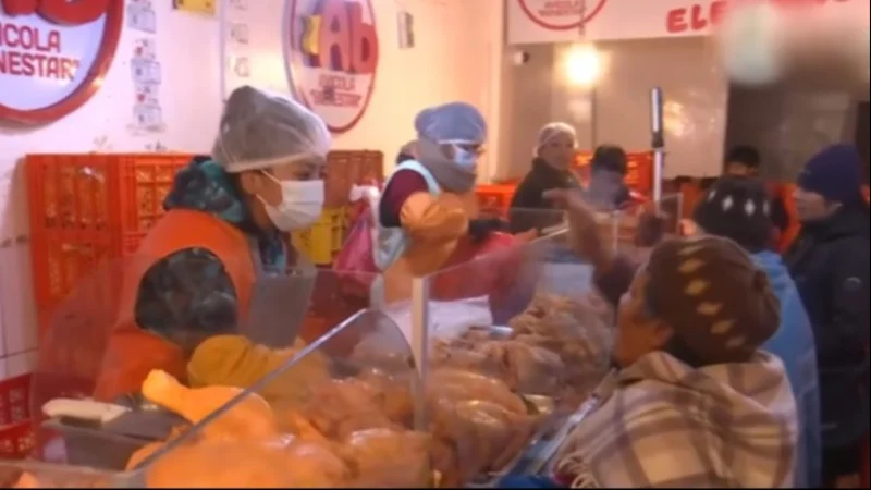 Precio del pollo baja a Bs 12,90 y aumenta la demanda en mercados de La Paz