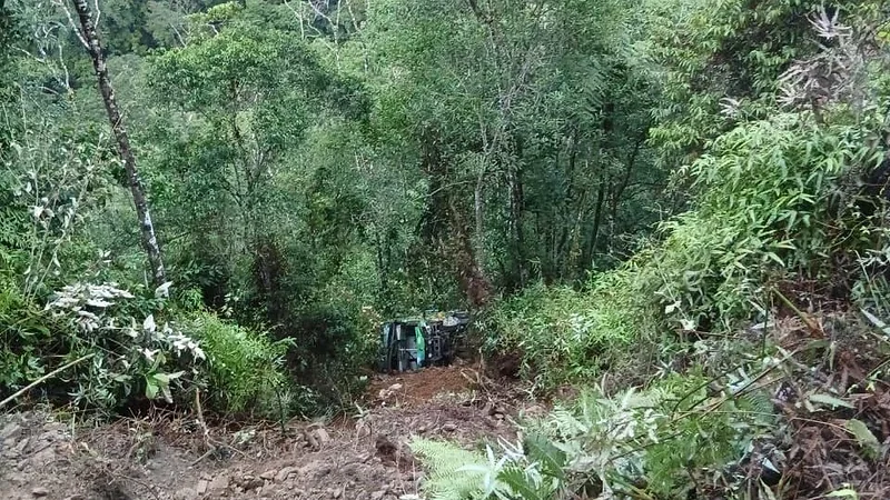 Accidente en la carretera La Paz–Apolo deja un bus embarrancado y varios heridos