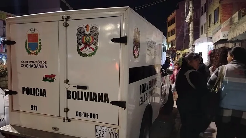 Investigan la muerte de un niño en Cochabamba; la madre permanece en terapia intensiva