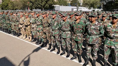 Jóvenes hacen filas y duermen en carpas para acceder al servicio premilitar en El Alto