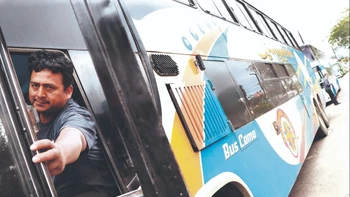 Escasez de diésel deja fuera de servicio al 80% del transporte interdepartamental