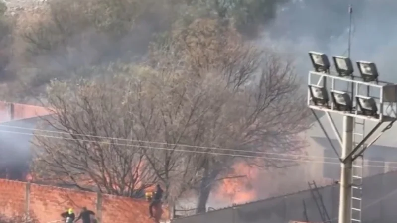 Incendios en Tarija obligan a evacuar familias; investigan posible origen intencional