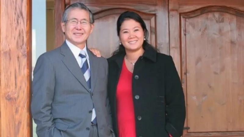 Keiko Fujimori rinde homenaje a su padre durante su posesión como presidenta de Perú