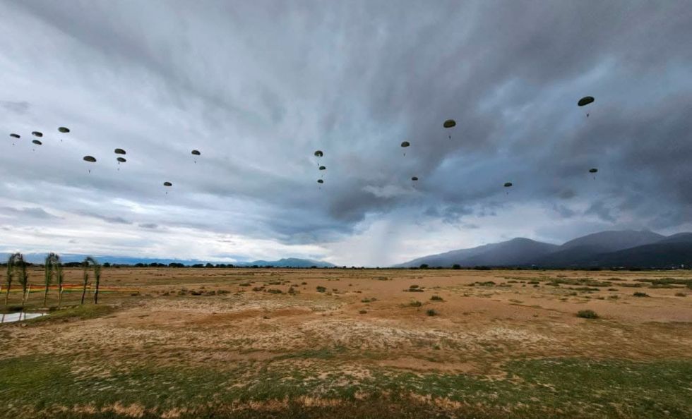 Teniente del Ejército muere durante curso de paracaidismo militar