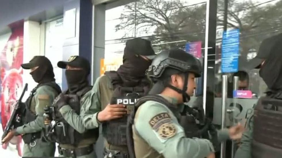 Encapuchado asalta una entidad financiera en Santa Cruz y huye tras realizar disparos