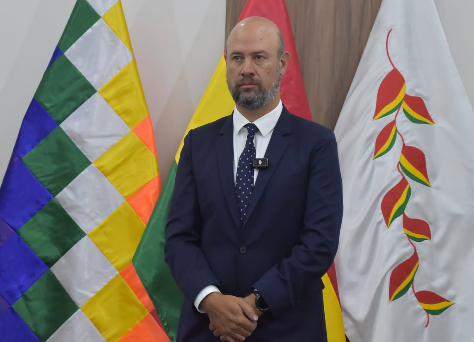 Gerente de BoA es cuestionado por presunto viaje al Mundial en medio de críticas al servicio