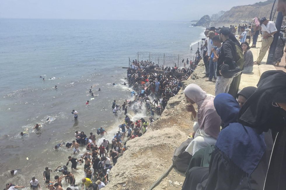 España y Marruecos coordinan acciones ante la creciente ola migratoria en la frontera de Ceuta