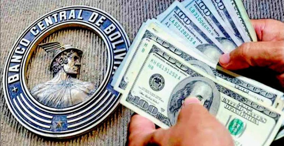 Gobierno afirma que el alza del dólar es manejable y garantiza intervención del BCB si es necesaria