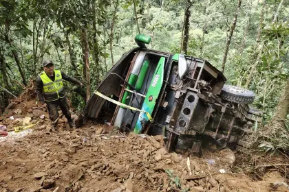 Tres personas fallecen tras vuelco de bus en la carretera La Paz–Apolo