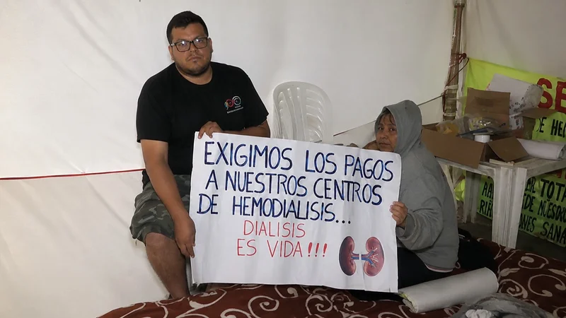 Pacientes renales cumplen 14 días de vigilia por pagos a centros de hemodiálisis