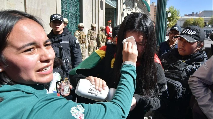 Deportistas protestan por pagos pendientes y son desalojados en Plaza Murillo