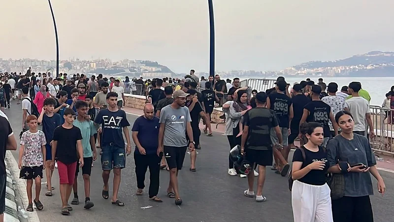 Miles de migrantes retornan a Marruecos tras una noche de violencia en la frontera con Ceuta