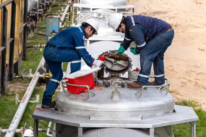 Gobierno atribuye falta de combustible a problemas climáticos y anuncia cambios en YPFB