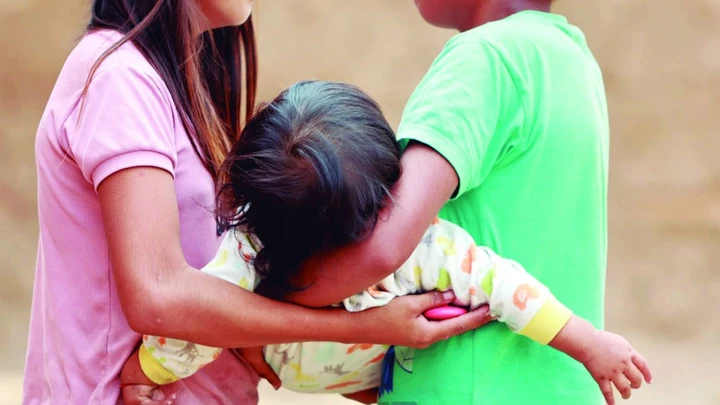 Madre y pareja son enviadas a prisión por presunta trata de una niña
