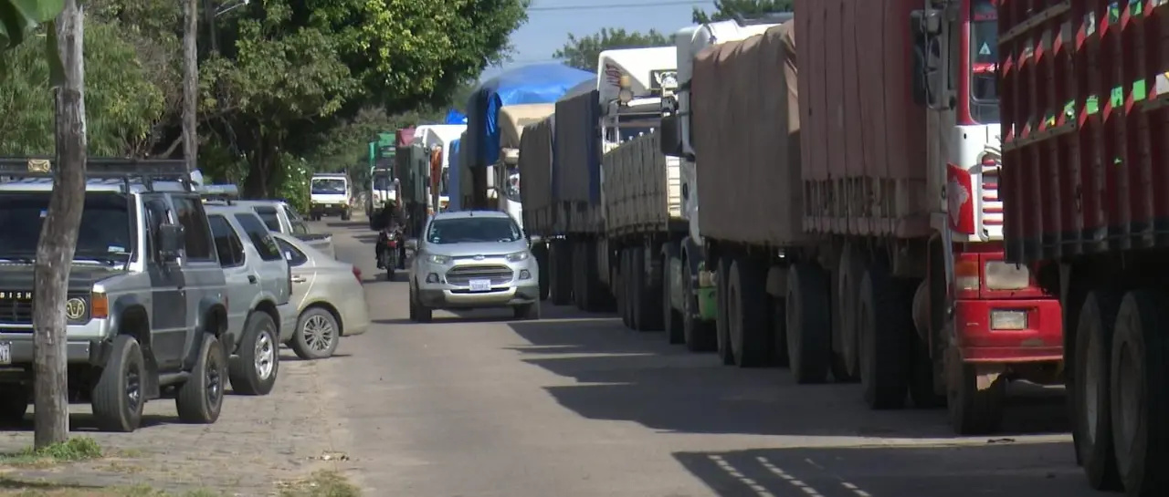 Persisten largas filas por combustible en el eje central del país
