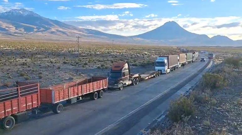 300 camiones permanecen varados en Pisiga por reducción de horario en la frontera con Chile