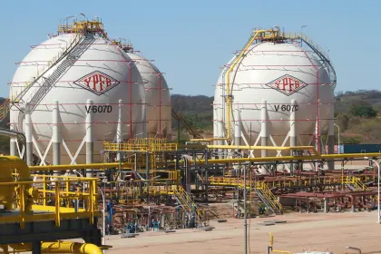 Gobierno descarta privatizar YPFB y anuncia una reestructuración integral