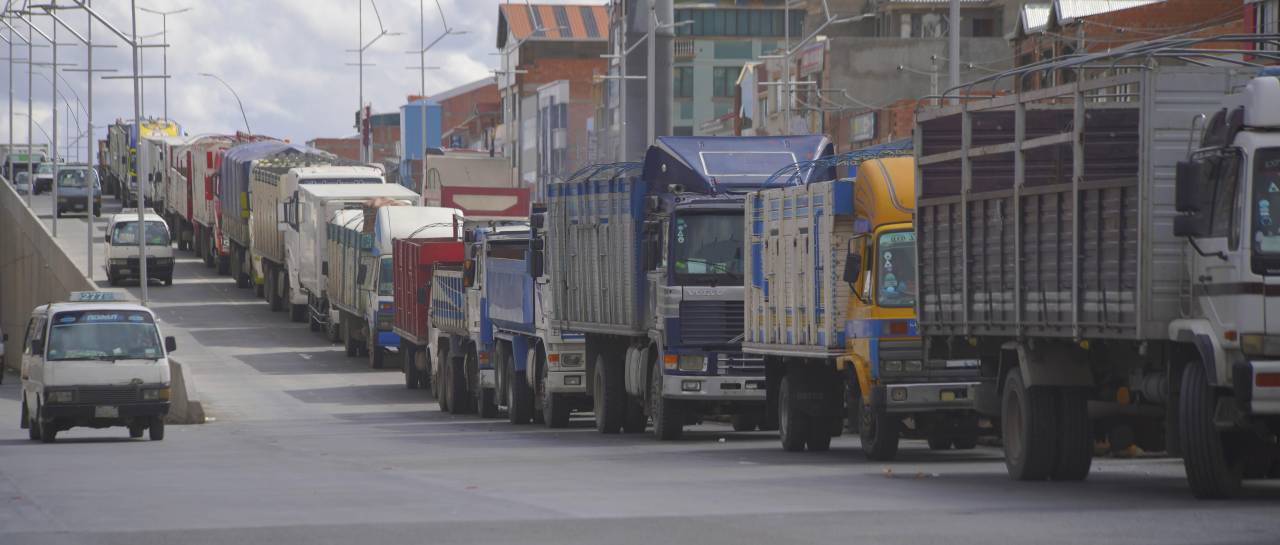Filas por combustible persisten pese al fin de los bloqueos en Bolivia