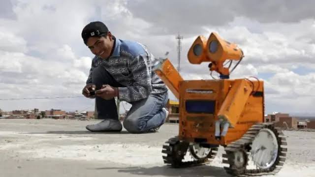 Esteban Quispe: el joven boliviano que construye robots con basura electrónica