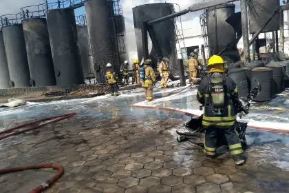 Controlan incendio en una fábrica del Parque Industrial tras casi 19 horas de trabajo