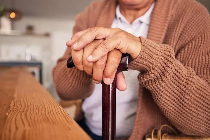 Pacientes con Parkinson enfrentan diagnóstico tardío y falta de apoyo en Bolivia