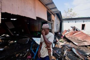 Terremoto de magnitud 7,7 deja 38 muertos y miles de evacuados en Indonesia