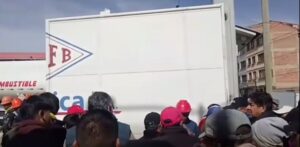 Transportistas protestan en YPFB Potosí por el abastecimiento de combustibles