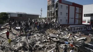 Terremoto de magnitud 7,4 deja 132 muertos y activa emergencia nacional en Colombia
