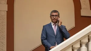 Fiscalía inicia investigación contra ministro Espinoza por compra y declaración de una vagoneta
