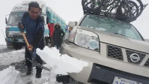 Nevadas afectan a cinco departamentos y complican el tránsito en Bolivia