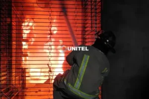 Incendio afecta decenas de casetas en la feria Barrio Lindo de Santa Cruz