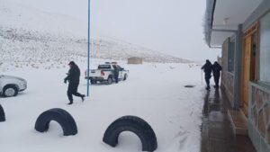 Rescatan a tres turistas estadounidenses atrapados por la nevada en Laguna Colorada