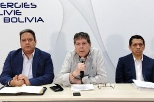 Gobierno inicia investigación en YPFB y atribuye las filas por combustible a hechos de corrupción