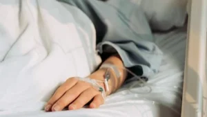Niños de 7 y 4 años toman un vehículo y atropellan a una mujer en California