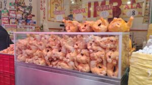 Comerciantes de pollo denuncian especulación y amenazan con cerrar sus friales