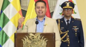 Lara cuestiona a Espinoza por cifras económicas y le pide visitar los mercados