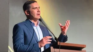 Paz designa a Óscar Mario Justiniano como ministro interino de Economía