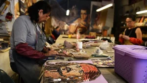 Kuska: mujeres bolivianas convierten cerámicas recicladas en arte