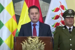 Lara denuncia presunto tráfico de influencias en amparo presentado por Espinoza