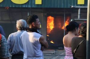 Hay 22 heridos por el incendio en Barrio Lindo