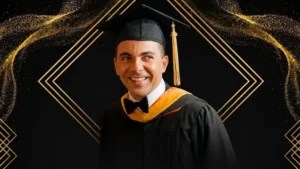 Cristian Castro se gradúa de preparatoria a los 51 años