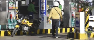Filas por diésel continúan en Santa Cruz y La Paz; choferes esperan hasta tres días